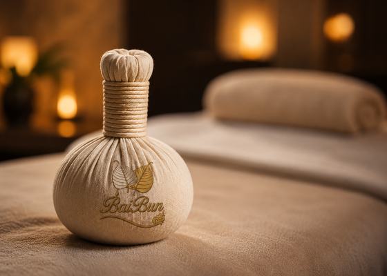 Kräuterstempel auf der Massageliege